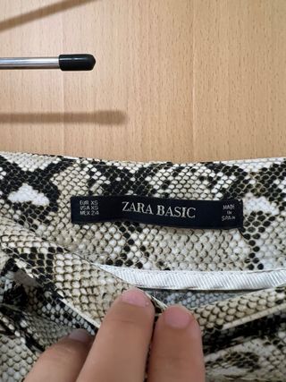 Falda pantalón serpiente Zara