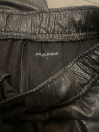 Pantalón jogger mujer efecto piel