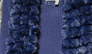 Chaleco de punto azul con cuello de pelo