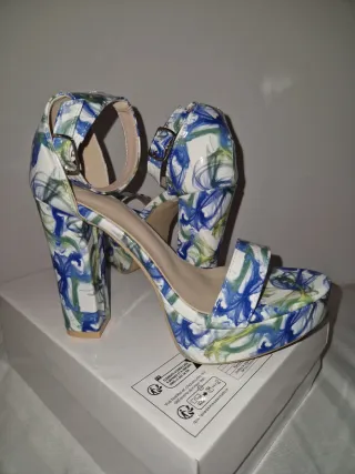 Zapatos de tacón con estampado floral