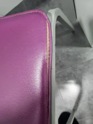 Mesa de cocina cristal con 2 sillas moradas