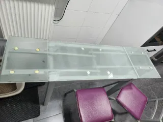 Mesa de cocina cristal con 2 sillas moradas