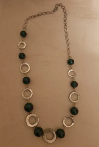 Collar largo diseño verde y plateado