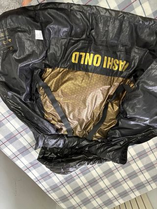 Chaqueta acolchada negra con capucha