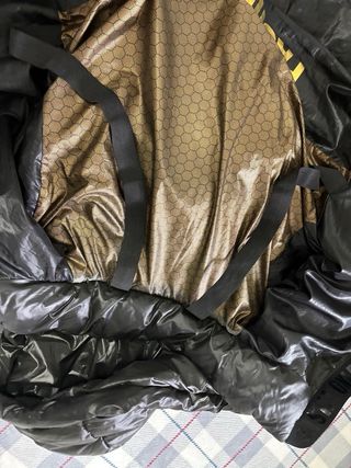 Chaqueta acolchada negra con capucha