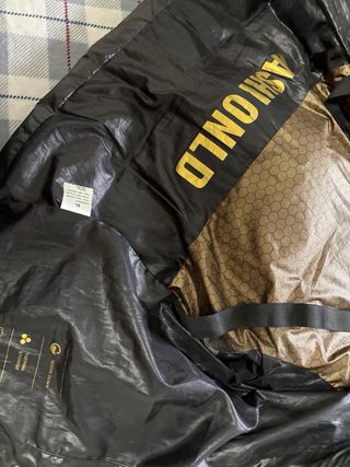 Chaqueta acolchada negra con capucha