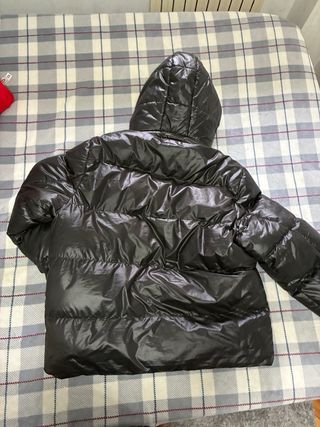 Chaqueta acolchada negra con capucha