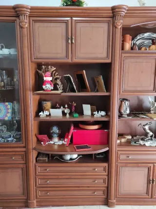 Mueble de salón clásico de madera y cristal