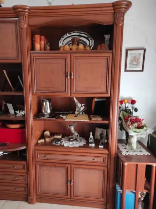 Mueble de salón clásico de madera y cristal