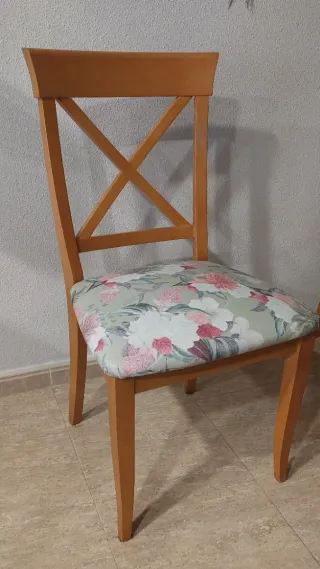 Mesa de salón y 4 sillas. NO REGATEO. TE LO LLEVO