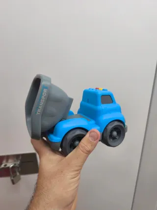 Camión de juguete azul