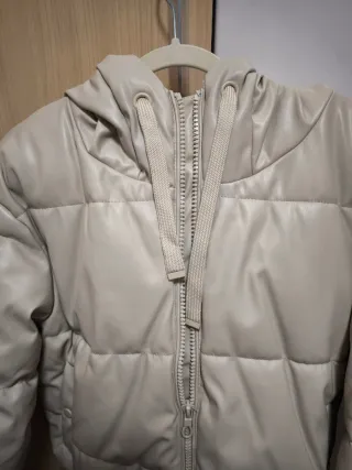 Cazadora beige acolchada con capucha