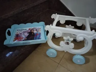 Carrito para llevar tacitas de Frozen.