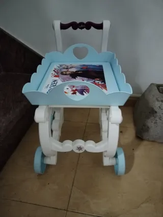 Carrito para llevar tacitas de Frozen.