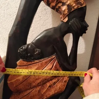 Figura madera mujer con bebé y árbol