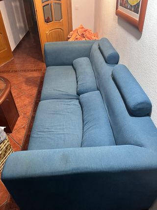 Sofá azul de tela muy cómodo