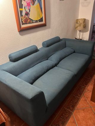 Sofá azul de tela muy cómodo