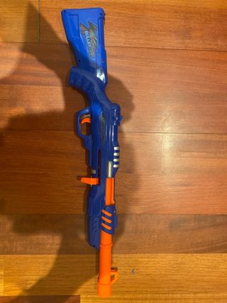 Pistola de dardos azul y naranja