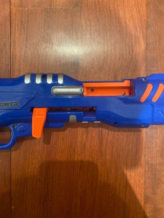 Pistola de dardos azul y naranja