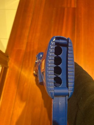 Pistola de dardos azul y naranja