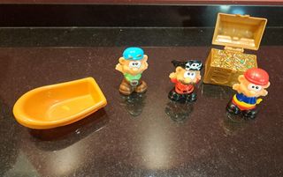 Barco pirata de juguete con figuras