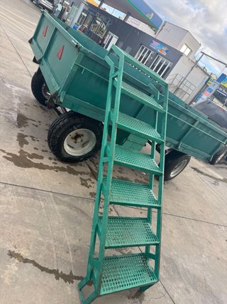 Remolque verde con escaleras