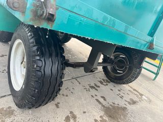 Remolque verde con escaleras