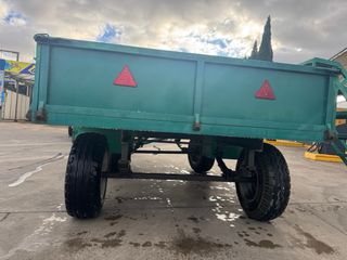 Remolque verde con escaleras