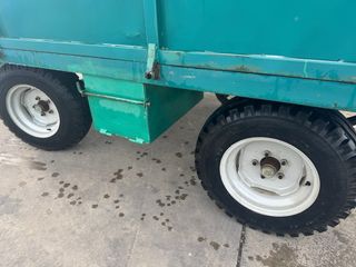 Remolque verde con escaleras