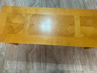 Mesa de centro de roble con diseño geométrico