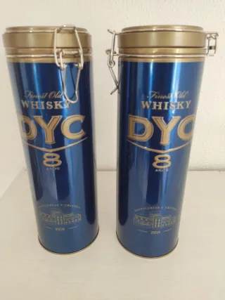 Due custodie vuote per whisky DYC 8 Anni