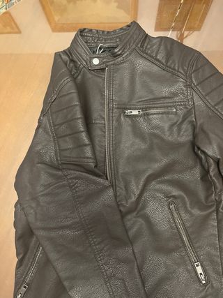 Chaqueta efecto piel marrón