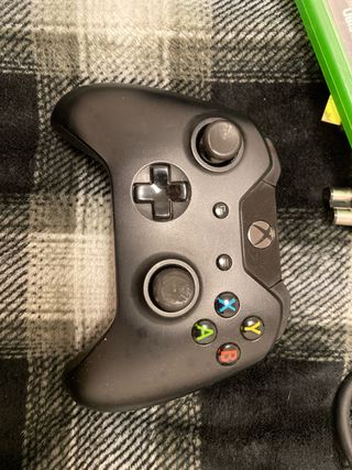 Xbox One + Mando y 3 Juegos
