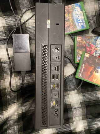 Xbox One + Mando y 3 Juegos