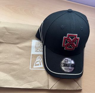 Gorra Duki New Era 9FORTY Negra Roja Sin Estrenar