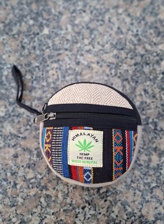 Monedero de cáñamo hecho a mano en Nepal