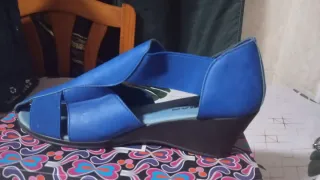 Sandalias azules de cuña