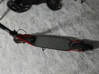 2 Patinetes eléctrico tiene la rueda trasera pinch