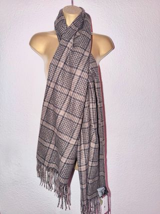 Bufanda H&M cuadros marrón y negro flecos