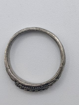 Anillo plateado con diseño de 7 puntos