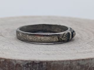 Anillo plateado con diseño de 7 puntos