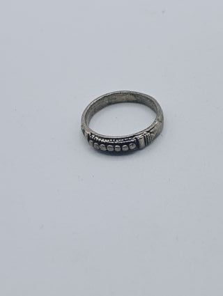 Anillo plateado con diseño de 7 puntos