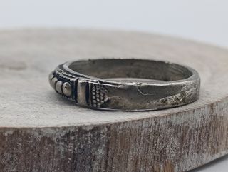 Anillo plateado con diseño de 7 puntos