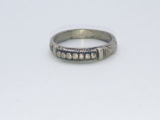 Anillo plateado con diseño de 7 puntos