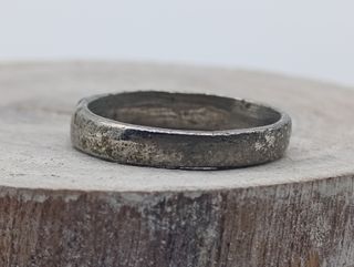 Anillo plateado con diseño de 7 puntos