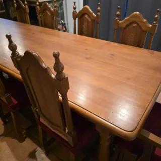 MESA DE COMEDOR DE MADERA MACIZA. !!!URGE VENDER!!