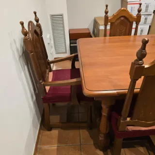 MESA DE COMEDOR DE MADERA MACIZA. !!!URGE VENDER!!