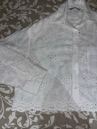 Camisa blanca bordada tipo ibicenca de Zara