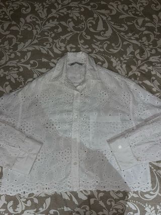 Camisa blanca bordada tipo ibicenca de Zara