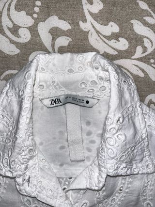 Camisa blanca bordada tipo ibicenca de Zara